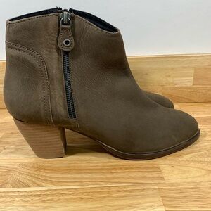 NEW Diba 10 Green Brown Sequoia Suede Leather Zip Booties‎